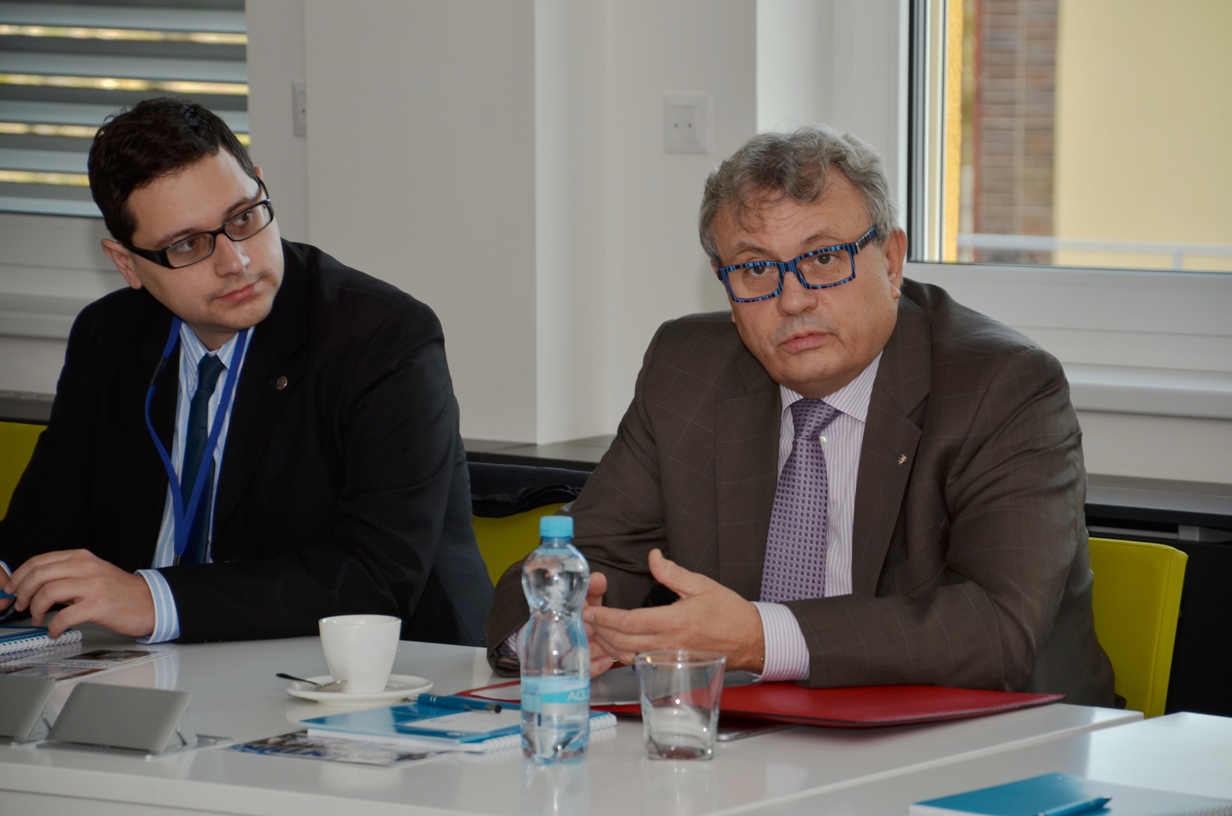 Clem nvtvy Vladimra Dlouhho bylo seznmen s projekty, kter e spolenosti JV e (bval stav jadernho vzkumu e) a Centrum vzkumu e Aktuality (strnka 6) - JV e, a. s.