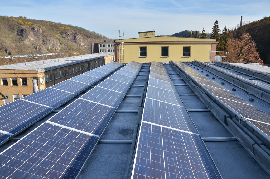 Experimentální systém ukládání přebytků energie z fotovoltaických panelů do vodíku v areálu ÚJV Řež – pohled na FVE.